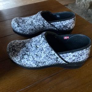 SANITA BLACK WHITE GRAY FLORAL CLOG 39